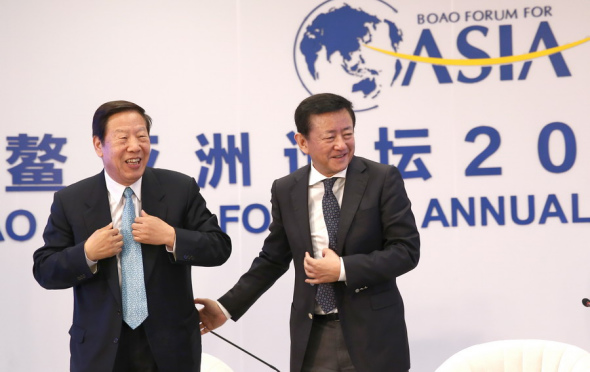 Fan Gang (right), director of the National Economic Research Institute, and former central bank governor Dai Xianglong at the Boao Forum for Asia on Monday. (Photo by Zou Hong/China Daily)